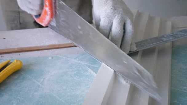 Handyman em luvas de algodão branco corta moldes de gesso branco — Vídeo de Stock