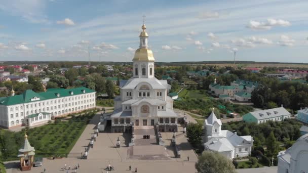 Célèbre monument architectural sacré avec grand dôme doré — Video