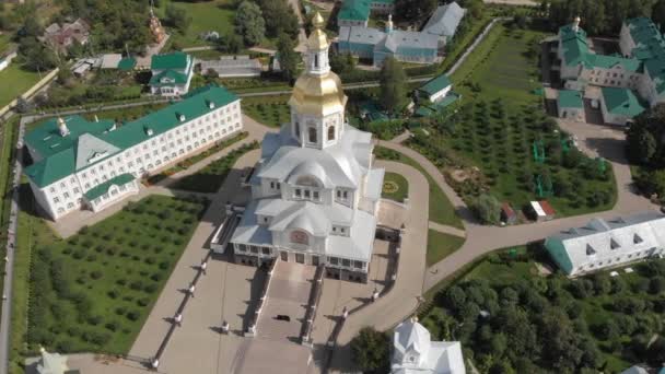 Висока церква з золотими куполами в оточенні зелених парків — стокове відео