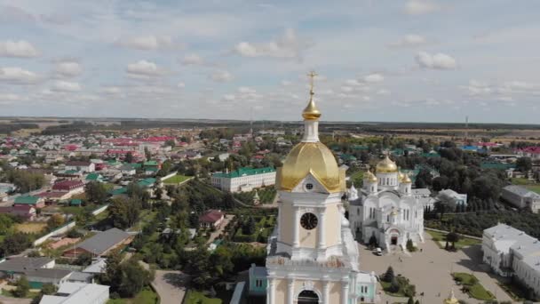 Gran iglesia cúpula dorada con reloj en el complejo del monasterio — Vídeo de stock