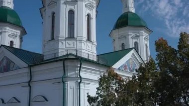 Meşhur mimari yapıları, yeşil çatıları var.