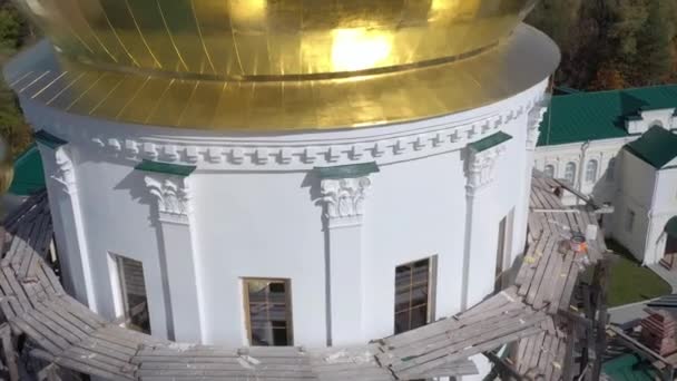 Nueva construcción de iglesia con calado blanco y cúpula de oro — Vídeo de stock