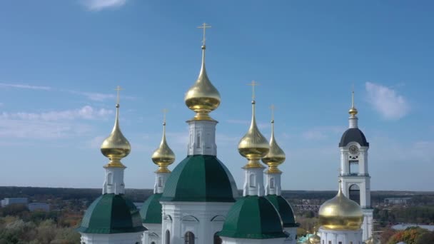 Μεγάλη Ορθόδοξη εκκλησία πέντε θόλους του πράσινου και χρυσού χρώματος — Αρχείο Βίντεο