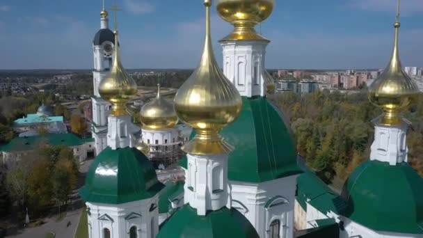 Διάσημη εκκλησία με πράσινους χρυσούς θόλους σταυρούς και σχισμές — Αρχείο Βίντεο