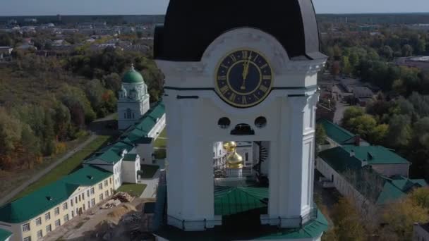 Çan kulesi saat ve ayrıntılı fretwork sütunlarıyla — Stok video