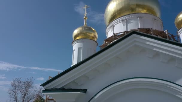 Μεγάλη νέα λευκή Ορθόδοξη εκκλησία με χρυσούς θόλους και τύμπανο — Αρχείο Βίντεο