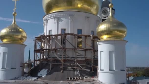 Ny ortodox kyrka konstruktion med trä byggnadsställningar — Stockvideo