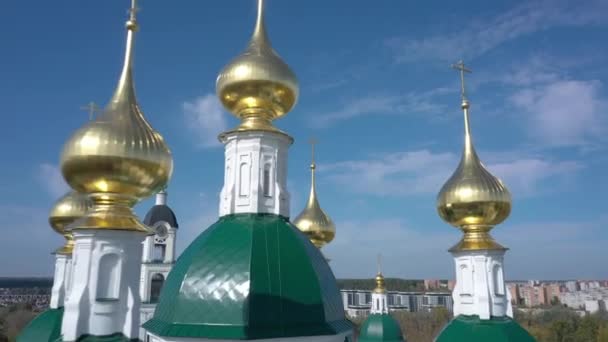 Gran monumento arquitectónico sagrado con cúpulas de oro de la iglesia — Vídeo de stock
