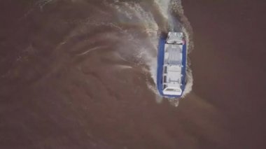 Beyaz mavi hovercraft yelkenleri nehir boyunca dönüyor.