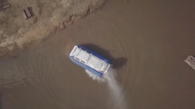 Yeni hovercraft yelkenleri sığ nehir suyunda manevra yapıyor.