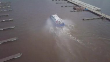 Geniş nehir boyunca büyük pervaneli hovercraft yelkenleri