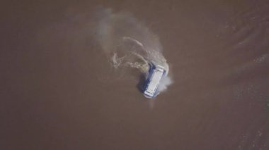 Büyük beyaz pervaneli yeni hovercraft nehirde dönüyor