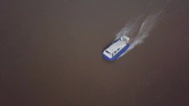 Limana giden pervaneli hızlı mavi hovercraft