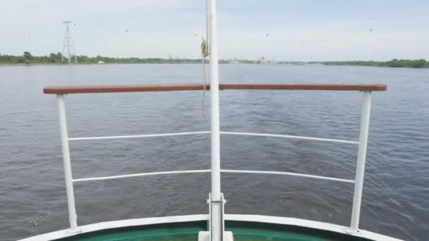 川の上に緑のデッキ船尾とモーターボート上の金属手すり — ストック動画
