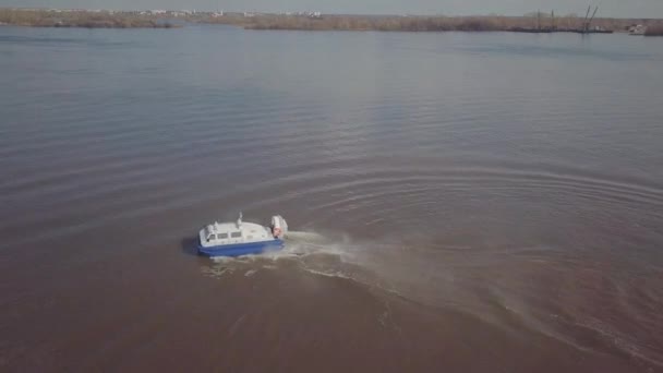 Grand aéroglisseur bleu blanc tourne et crée des éclaboussures — Video