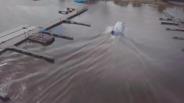 De grandes voiles d'aéroglisseur neuves le long d'une large rivière bleue vue aérienne — Video