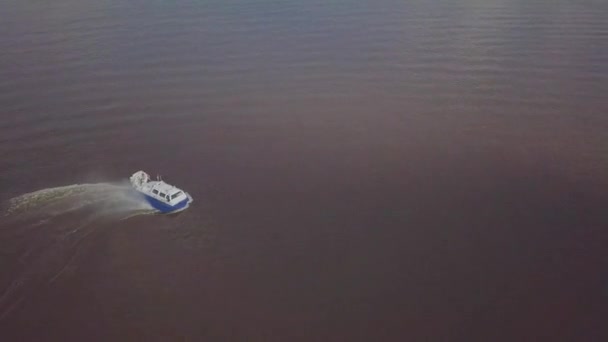 Hovercraft bleu et blanc avec hélice tourne autour — Video