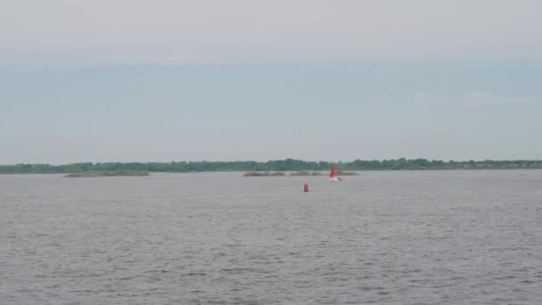 川の表面を振って船のシルエットのドリフトの色 — ストック動画