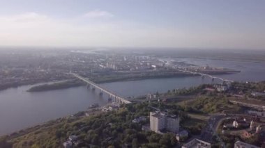 Köprüleri ve konut binaları olan nehir manzarası