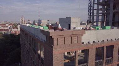 Büyük tanımlanmamış pencereleri olan tamamlanmamış bina köşesi