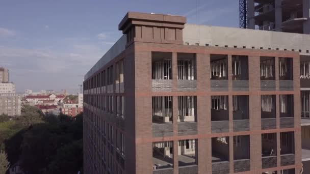 Большой недостроенный угол здания с огромными окнами — стоковое видео