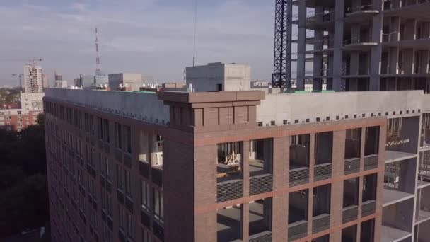 Bâtiment inachevé avec matériaux de construction sur le toit — Video
