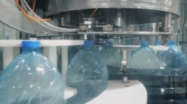 Makine aracı atölyede suyla kapakları kapatıyor