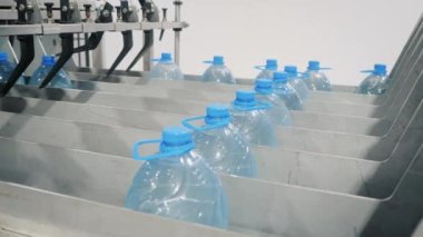 Dükkanda otomatik makinede su şişeleri olan satırlar