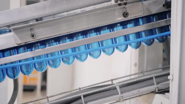 Garrafas de plástico para água potável transportadas por máquina — Vídeo de Stock