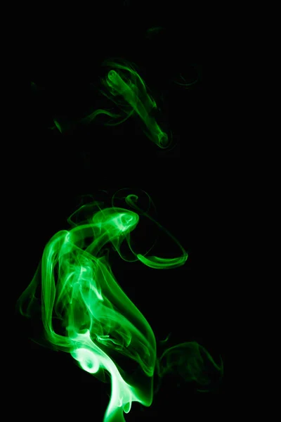Esrarengiz Bukleler Koyu Arkaplanda Yeşil Duman Şekilleri Yanan Bir Tütsü — Stok fotoğraf