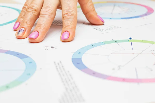 現代の占星術師の職場 表に横たわっている占星術のチャート チャート 図の印刷 女性占星術師の手 — ストック写真
