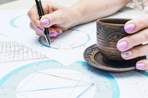 現代の占星術師の職場 表に横たわっている占星術のチャート チャート 図の印刷 女性占星術師の手 ソーサーのカップ — ストック写真