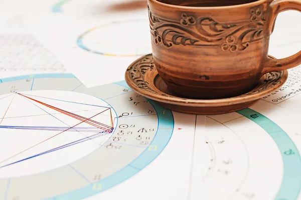 現代の占星術師の職場 表に横たわっている占星術のチャート 図の印刷アウト ソーサーのカップ — ストック写真