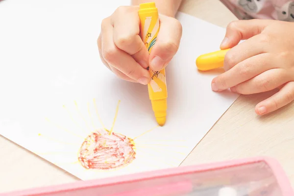 Ocio Creativo Los Niños Niño Una Niña Están Sentados Sofá —  Fotos de Stock