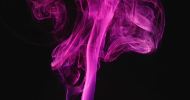 Zeitlupe fantasievoller Wolken und violetter Rauchschwaden vor dunklem Hintergrund. — Stockvideo