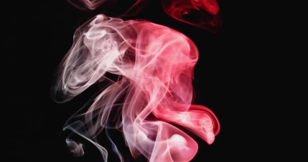 Movimento lento de nuvens artísticas e redemoinhos de fumaça vermelha e branca contra um fundo escuro. — Vídeo de Stock