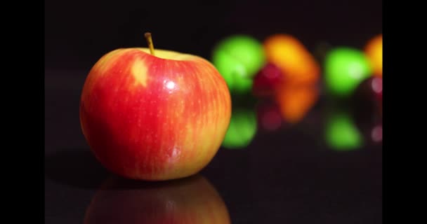 Masadaki Yapay Meyve Meyvelerin Arka Planına Karşı Doğal Kırmızı Sarı — Stok video