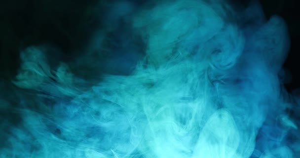Капризное движение цветных пузырьков дыма на темном фоне. — стоковое видео