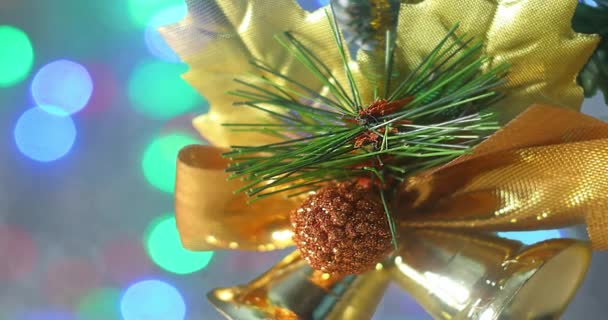 Kerstmis is onderweg. Nieuwjaar en kerststemming. Kerstboom decoraties en kerstboom op de achtergrond. — Stockvideo