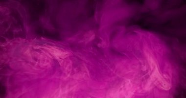 Esmer dumanların esrarengiz hareketi karanlık bir arkaplanda. Derin uzayda bir nebulanın gazı hareket ediyor.