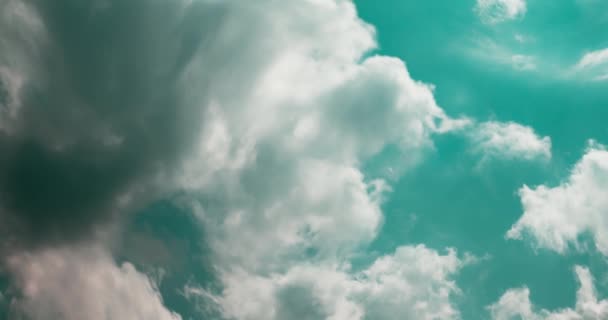 Grillige Transformaties Van Witte Wolken Tegen Een Blauwe Lucht Zomer — Stockvideo