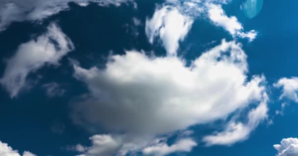 Примхливі Перетворення Білих Хмар Блакитне Небо Літнє Небо Теплу Сонячну — стокове відео