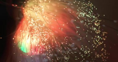 Parlak renkli bir lambanın şenlikli havai fişekleri. Optik fiber demetinden yapılmış süpürge şeklinde parlak bir lamba..