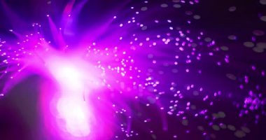 Parlak renkli bir lambanın şenlikli havai fişekleri. Optik fiber demetinden yapılmış süpürge şeklinde parlak bir lamba..