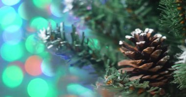 Noel gelmek üzere. Yeni yıl ve Noel havası. Arka planda Noel ağacı süslemeleri ve Noel ağacı var. Kameranın uçuşu Yeni Yıl ağacının yanında.