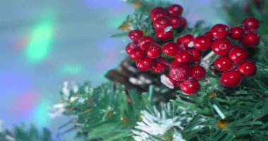 Noel gelmek üzere. Yeni yıl ve Noel havası. Arka planda Noel ağacı süslemeleri ve Noel ağacı var. Kameranın uçuşu Yeni Yıl ağacının yanında.
