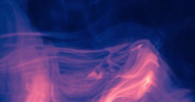 Esmer dumanların esrarengiz hareketi karanlık bir arkaplanda. Derin uzayda bir nebulanın gazı hareket ediyor.