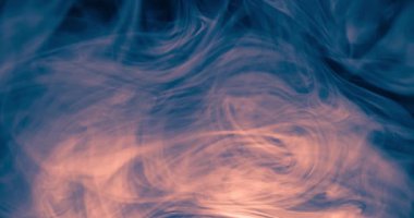 Esmer dumanların esrarengiz hareketi karanlık bir arkaplanda. Derin uzayda bir nebulanın gazı hareket ediyor.