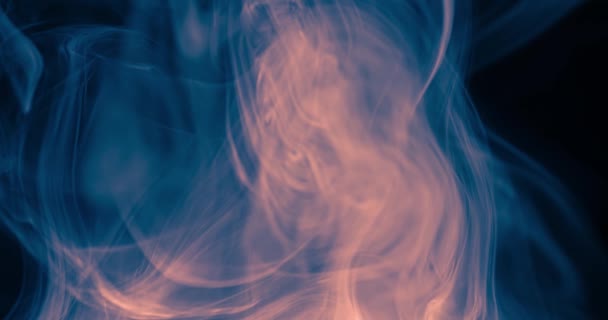 暗い背景に煙の色のパフの神秘的な動き 深宇宙における星雲のガスの移動 — ストック動画