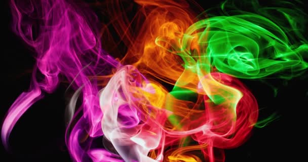 色の煙の雲の超現実的な遅いダンス 暗い背景に素晴らしい煙の渦 抽象色の炎の舌 — ストック動画